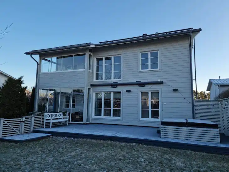 Pellavanharmaa talo ulkomalaus.