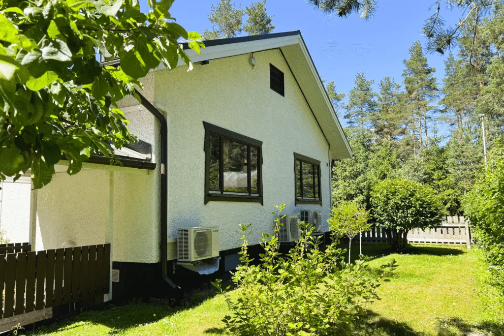 Rapatun talon maalaus kauniissa säässä.