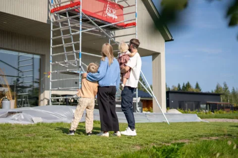 Asiakkaat ihastelevat maalausta