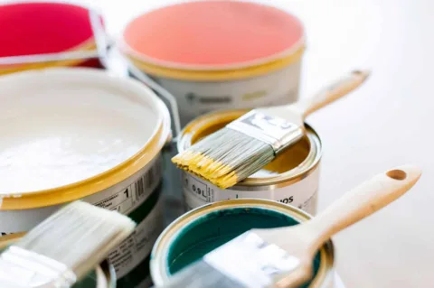 |Mies maalaa sinistä seinää