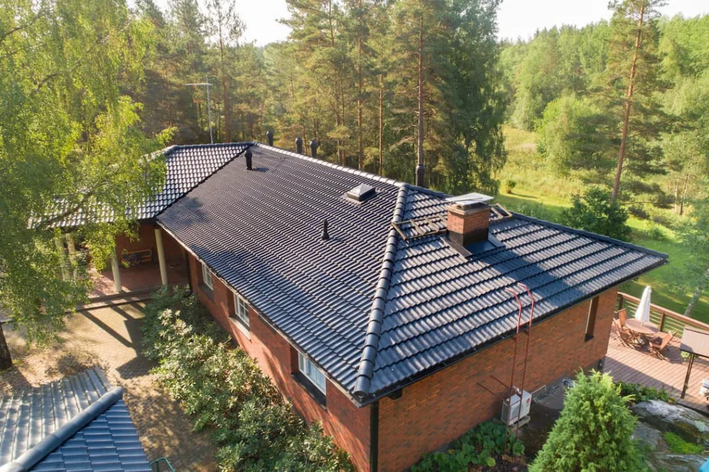 Tiilikaton pesu ja pinnoitus