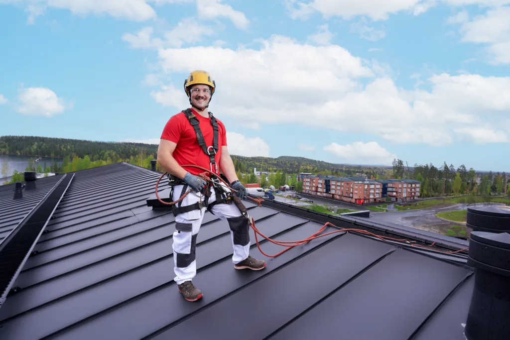 Sorcolor maalausliike. Peltikaton pinnoitus ja maalaus kattopalvelut.