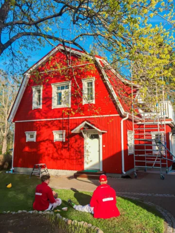 Maalarit ihastelemassa työnjälkeä. Sorcolor